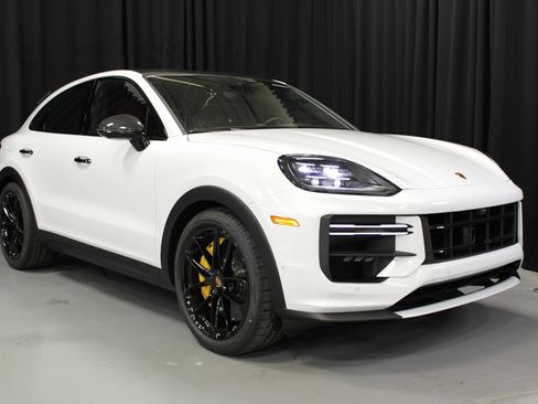 New 2025 Porsche Cayenne Turbo GT image 9