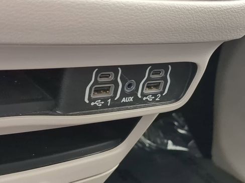 Used 2024 Chrysler Pacifica Touring-L FWD image 29