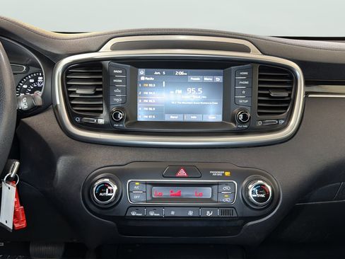Used 2019 Kia Sorento FWD V6 image 16