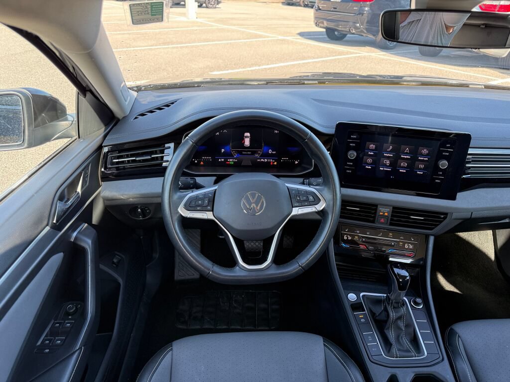 Used 2025 Volkswagen Jetta SE FWD image 13