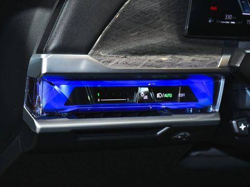 Used 2025 BMW 740i image 38