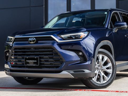 Used 2025 Toyota Grand Highlander AWD image 3