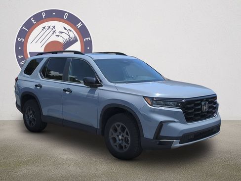 Used 2025 Honda Pilot TrailSport image 1