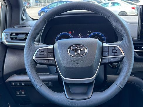 Used 2025 Toyota Sienna Limited image 32