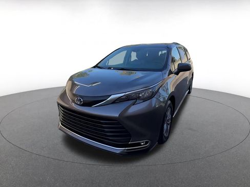 Used 2024 Toyota Sienna XLE FWD image 5