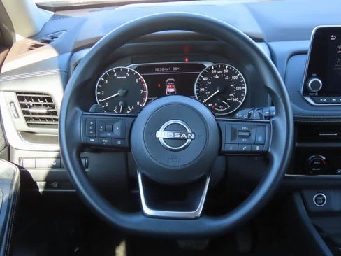 Used 2023 Nissan Rogue SV image 19