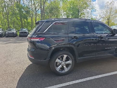 Used 2025 Jeep Grand Cherokee Limited w/ Luxury Tech Group II AWD/4WD image 5