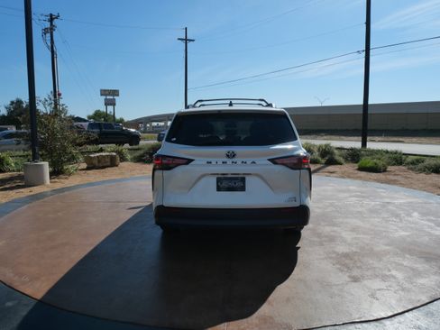 Used 2021 Toyota Sienna XLE image 3