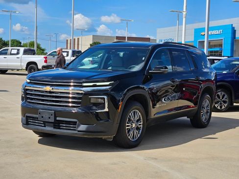 Used 2025 Chevrolet Traverse LT AWD/4WD image 3