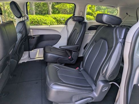 Used 2024 Chrysler Pacifica Touring-L FWD image 14
