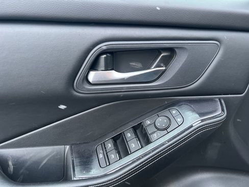 Used 2025 Nissan Rogue SV image 10