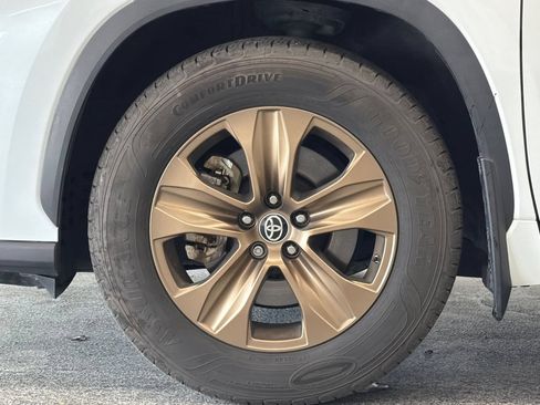 Used 2022 Toyota Highlander Bronze Edition AWD/4WD image 25