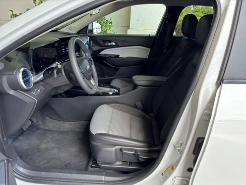Used 2025 Chevrolet Trax LT FWD image 28