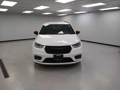 New 2026 Chrysler Pacifica Select w/ S Appearance Package image 3