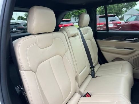 Used 2023 Jeep Grand Cherokee Limited AWD/4WD image 16