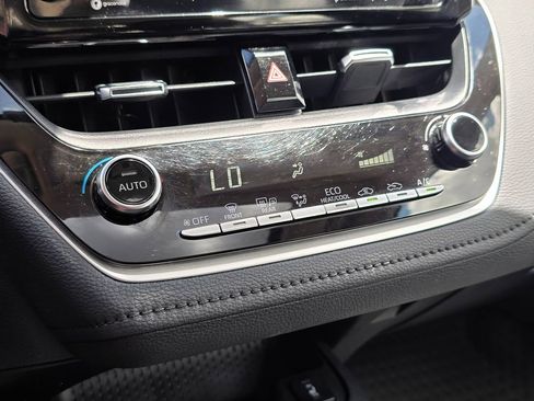 Used 2020 Toyota Corolla XLE FWD image 34