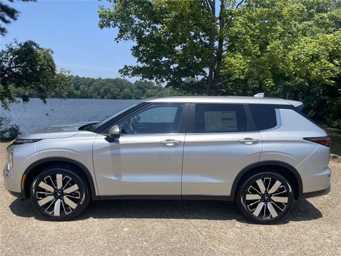 Used 2025 Mitsubishi Outlander SE AWD/4WD image 4