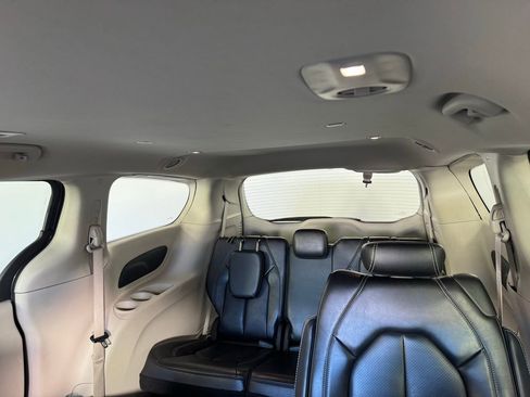 Used 2023 Chrysler Pacifica Touring-L image 3