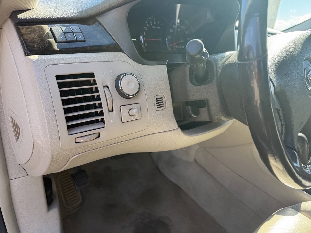 Used 2008 Cadillac DTS FWD image 33