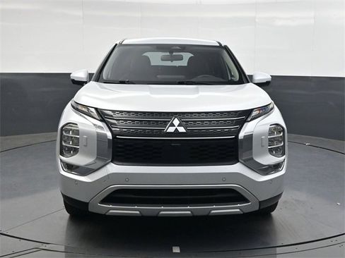 Used 2024 Mitsubishi Outlander SE image 9