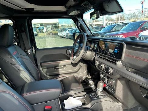 Used 2024 Jeep Gladiator Rubicon w/ Technology Group image 31