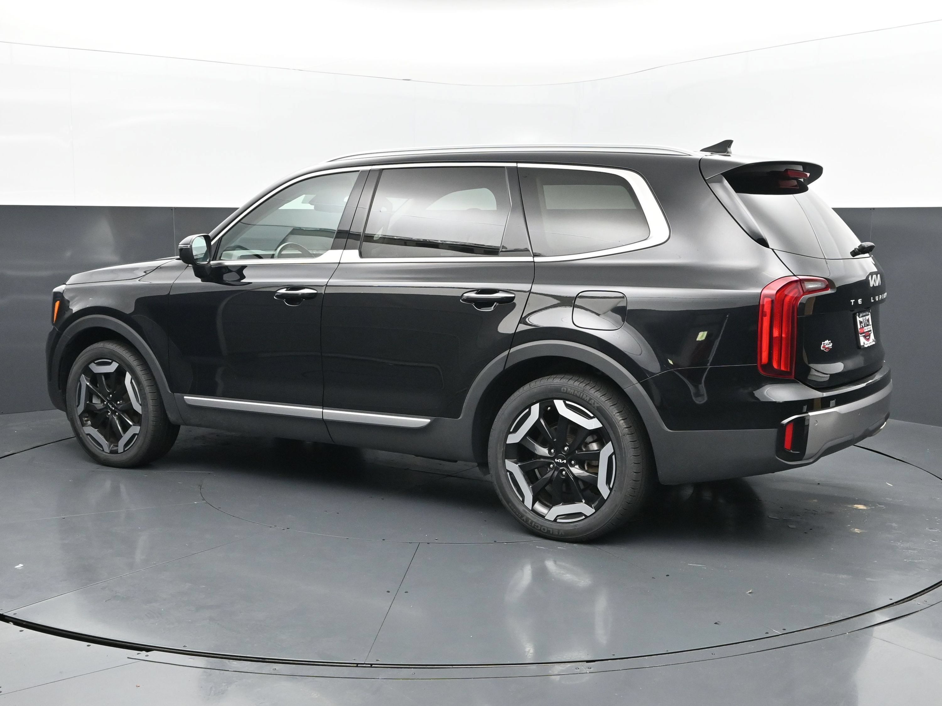 Used 2025 Kia Telluride S FWD image 3