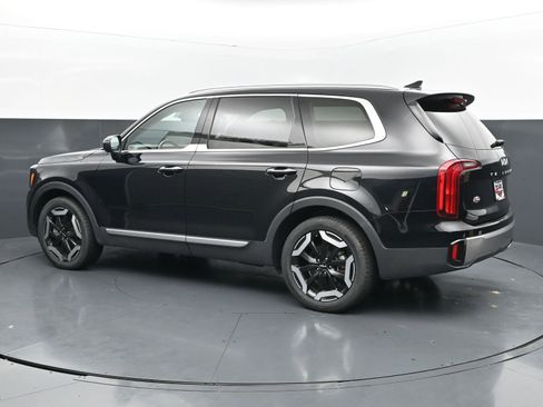 Used 2025 Kia Telluride S FWD image 3