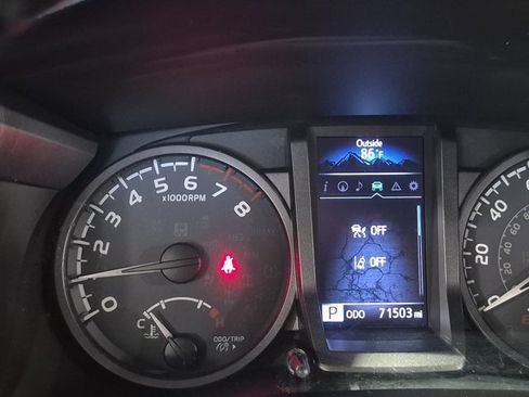 Used 2019 Toyota Tacoma TRD Off-Road w/ Technology Package AWD/4WD image 11