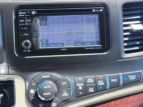 Used 2014 Toyota Sienna XLE w/ Entertainment Package FWD image 15