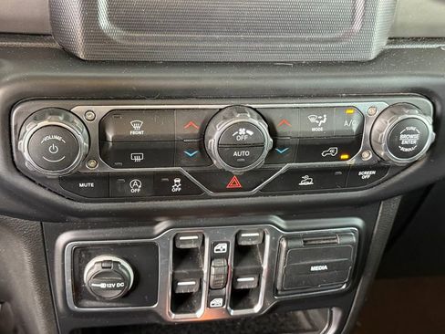 Used 2020 Jeep Gladiator Sport w/ Quick Order Package 24S image 27