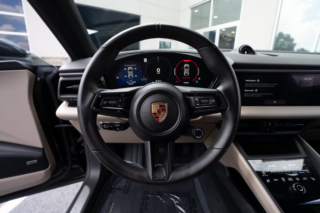 Used 2025 Porsche Macan 4 Electric AWD/4WD image 19