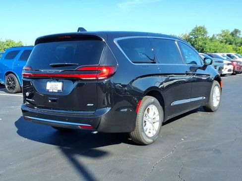 New 2027 Chrysler Pacifica Select AWD/4WD image 18