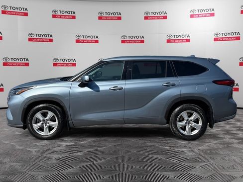 Used 2020 Toyota Highlander LE AWD/4WD image 8