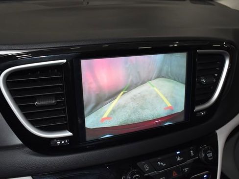 Certified 2024 Chrysler Pacifica Touring-L image 15