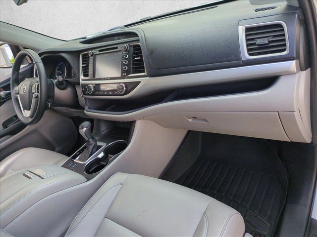 Used 2019 Toyota Highlander XLE FWD image 23