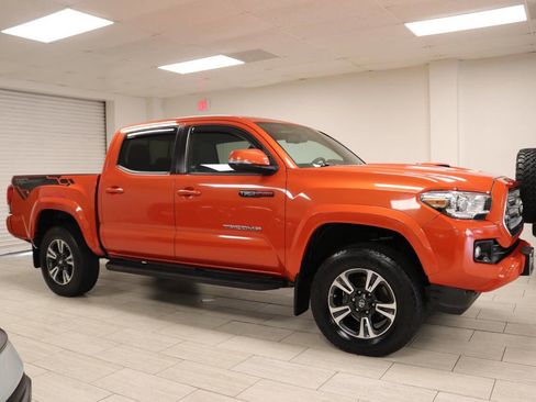 Used 2017 Toyota Tacoma TRD Sport w/ Premium & Technology Package AWD/4WD image 5