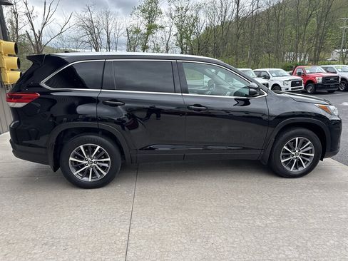 Used 2018 Toyota Highlander XLE AWD/4WD image 3