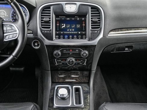 Used 2018 Chrysler 300 Limited image 12