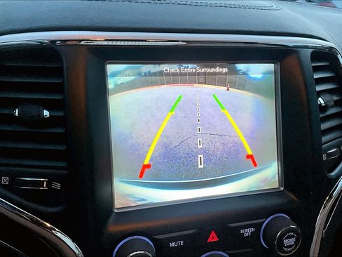 Used 2018 Jeep Grand Cherokee Limited image 25