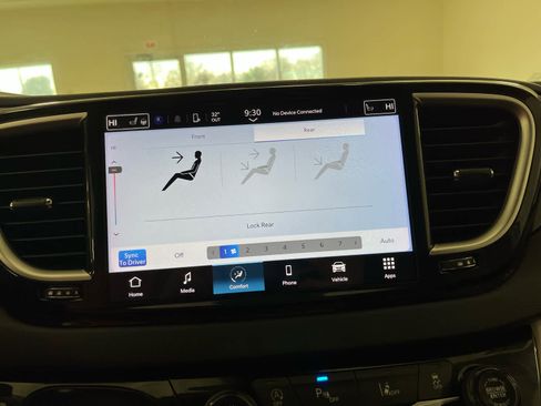 Used 2024 Chrysler Pacifica Touring-L FWD image 29
