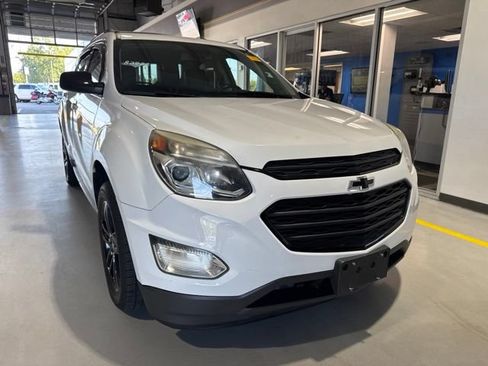 Used 2017 Chevrolet Equinox LT w/ Sport Edition FWD image 2