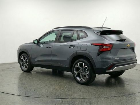 Used 2025 Chevrolet Trax LT FWD image 6