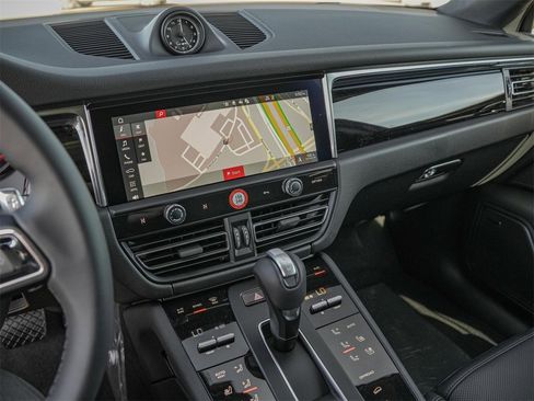 Certified 2025 Porsche Macan image 15