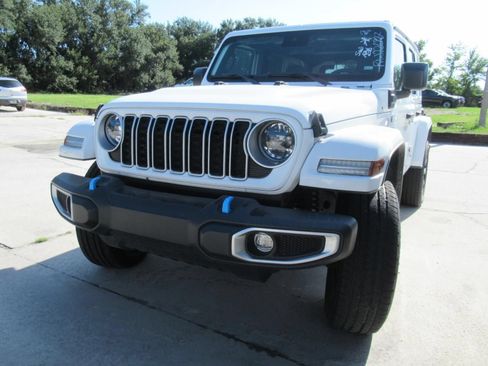 Used 2024 Jeep Wrangler Unlimited Sahara AWD/4WD image 2