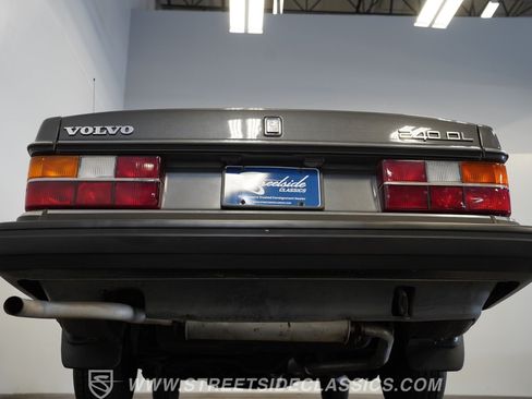 Used 1988 Volvo 240 Sedan RWD image 32
