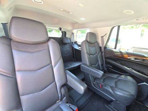 Used 2019 Cadillac Escalade Luxury AWD/4WD image 15