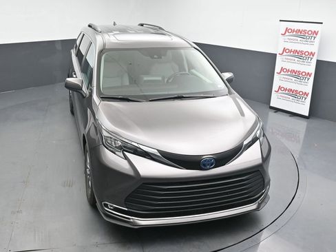 Used 2024 Toyota Sienna XLE FWD image 25