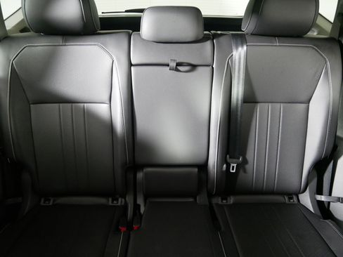 Used 2024 Volkswagen Tiguan SE w/ Panoramic Sunroof Package image 13