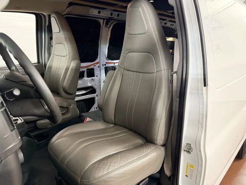 Used 2018 Chevrolet Express 2500 RWD image 12