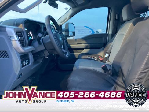 Used 2025 Ford F350 XLT image 3